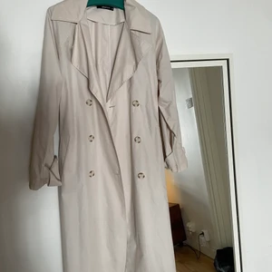 Trenchcoat  - Snygg trenchcoat, knappt använd✌🏼