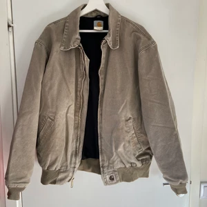 Vintage carhartt jacka - En beige vintage carhartt jacka. Den är köpt på beyond retro och är i bra skick. Den har en liten fläck på framsidan vid vänstra fickan.