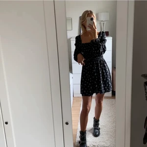 Sommarklänning  - Säljer denna super fina sommarklänningen från HM! Bara använd ett fåtal gånger så den är i ett fint skick!!💕💕🥰🥰