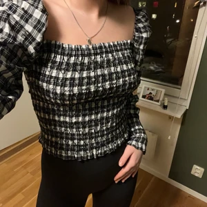 Rutig blus från hm  - Säljer dehär rutiga blusen från hm i storlek M