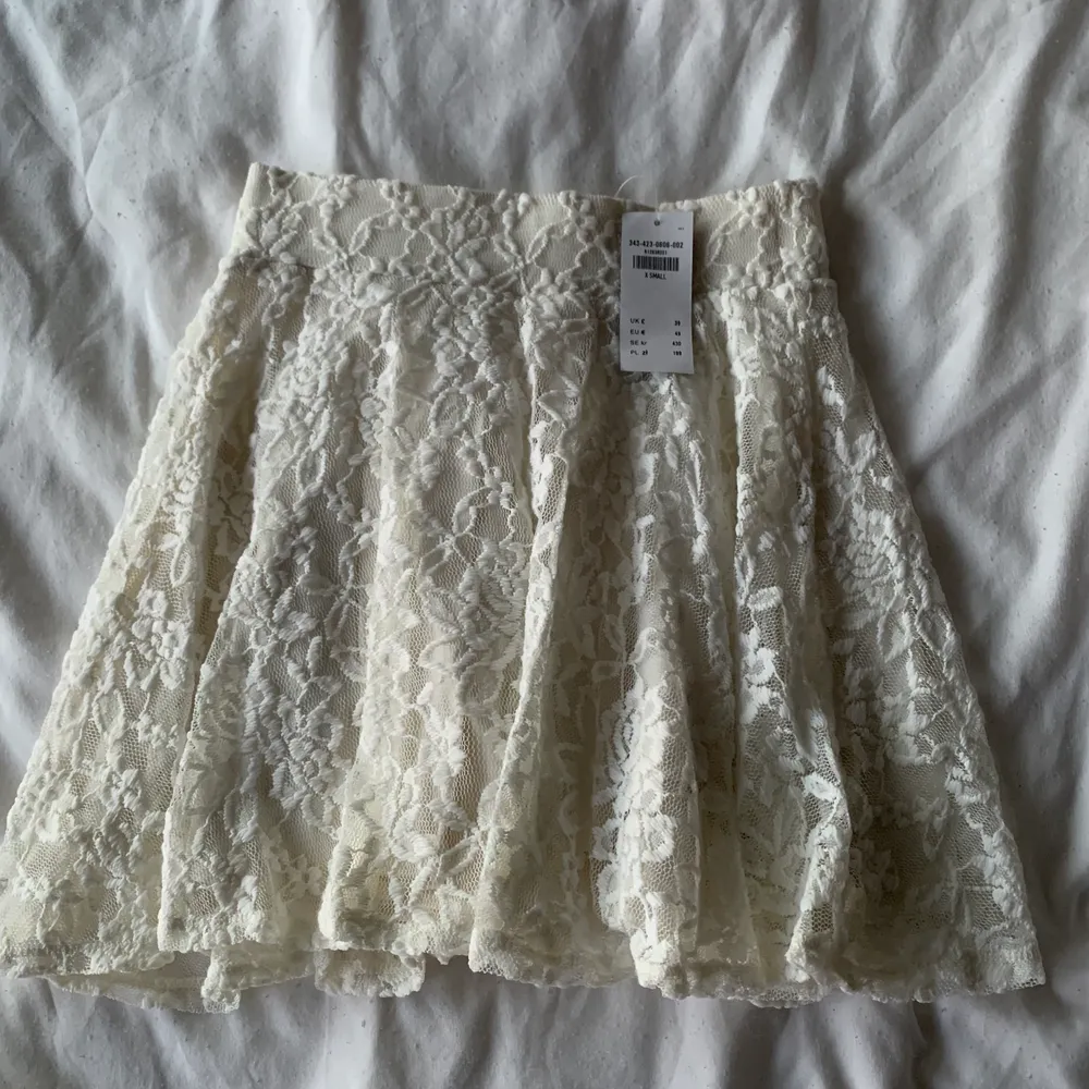 the cutest white lace skirt from hollister in size XS! brand new with tags still on, never been worn. i paid 430:- for it, looking 350:- 🤍. Kjolar.