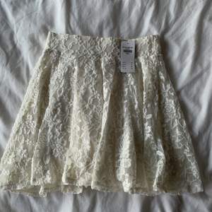 the cutest white lace skirt from hollister in size XS! brand new with tags still on, never been worn. i paid 430:- for it, looking 350:- 🤍