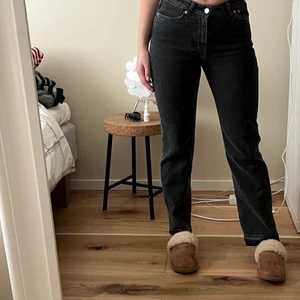 Svarta jeans - Svarta/gråa jeans från Nakd, medelhög midja, v-formad midja. Raka i modellen. 