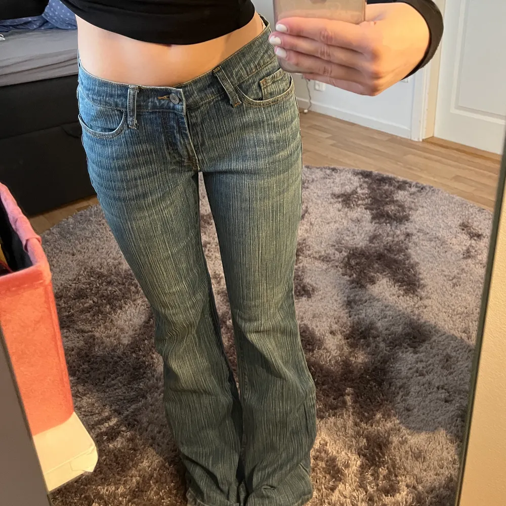 Blå Lågmidjade jeans i storlek S/ XS. Säljer pga att dom är lite för långa för mig som är ca 160. Använda 1 gång! Säljer likadana svarta också :). Jeans & Byxor.