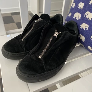 Axel arigato skor  - Säljer nu mina svarta Axel arigato skor! Dom är använda men fortfarande väldigt fina. Köparen står för frakten! 