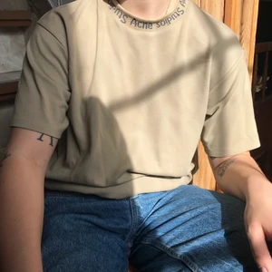 Acne studios T-shirt  - Beige T-shirt från acne studios, hög i halsen, mjuk och stretchig. Storlek medium! 