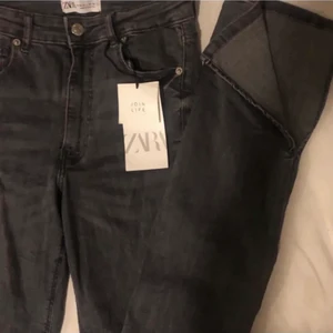 Gråa zara jeans med slits!! - NTRESSEKOLL på mina zara jeans med slits på utsidan, nyskick och inte använt så många gånger!💘 Budgivning om fler är intresserade 