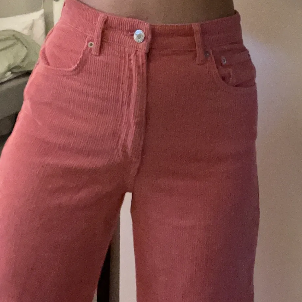 Superfina rosa manchesterbyxor! Använda 1 gång:) storlek 38, men små i storleken, jag brukar ha 34/36. Jag är 163cm lång.. Jeans & Byxor.