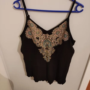 Linne  - Jättefint linne med paljetter och små små volanger nertill, banden är justerbara, skriv gärna för flera bilder 😊