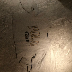 Croppad sweatshirt str 36 - Skitsnygg lite croppad sweatshirt i str 36! Säljer nu denna för 200kr inklusive frakt som allt annat!