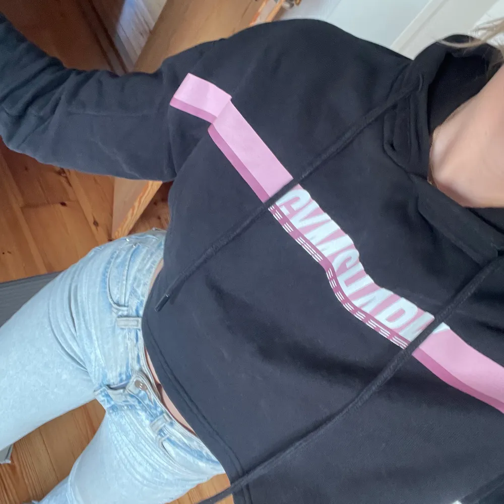 Svart croppad hoodie från Gymshark 🖤 superskön att ha till eller under träning! . Hoodies.