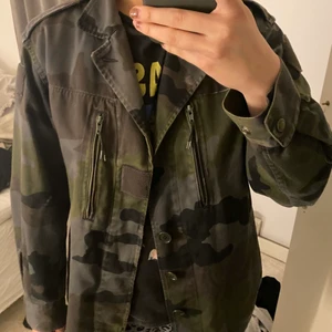 Quatre filles jacka  - Säljer denna jättefina militärjacka från quatre filles. Den är ganska oversize i storleken men skulle säga att den passar allt från xs-m. Den har ett litet slitning under armen som knappt syns, kan skicka bild på den privat. Nypris på dessa jackor är 2500, priset kan diskuteras vid snabb affär 💖