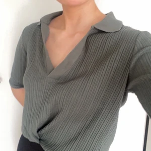 Fin grön tröja - Fin mörkare grön tröja, storlek S. Knappt använd!