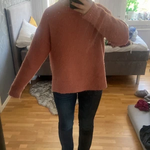 Stickad tröja  - Sån fin stickad tröja från Zara som jag köpte för något år sen. Kommer inte till så mycket användning hos mig. Storlek S men lite oversized. Säljer för 100kr! Möts i Stockholm annars står köparen för frakt🥰