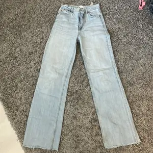 Super snygga raka jeans från zara i stolek 34! Skulle säga att dom är lite stora i storleken så passar defenitivt en 36a också. Dom är i full Length men går lätt av klippa av också! Hör av er för fler bilder