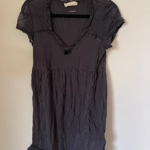 Svart Oddmolly klänning/blus - Super söt Oddmolly klänning/blus med spets detaljer. Sparsamt använd. Inte använd på ett bra tag (därav skrynklig)