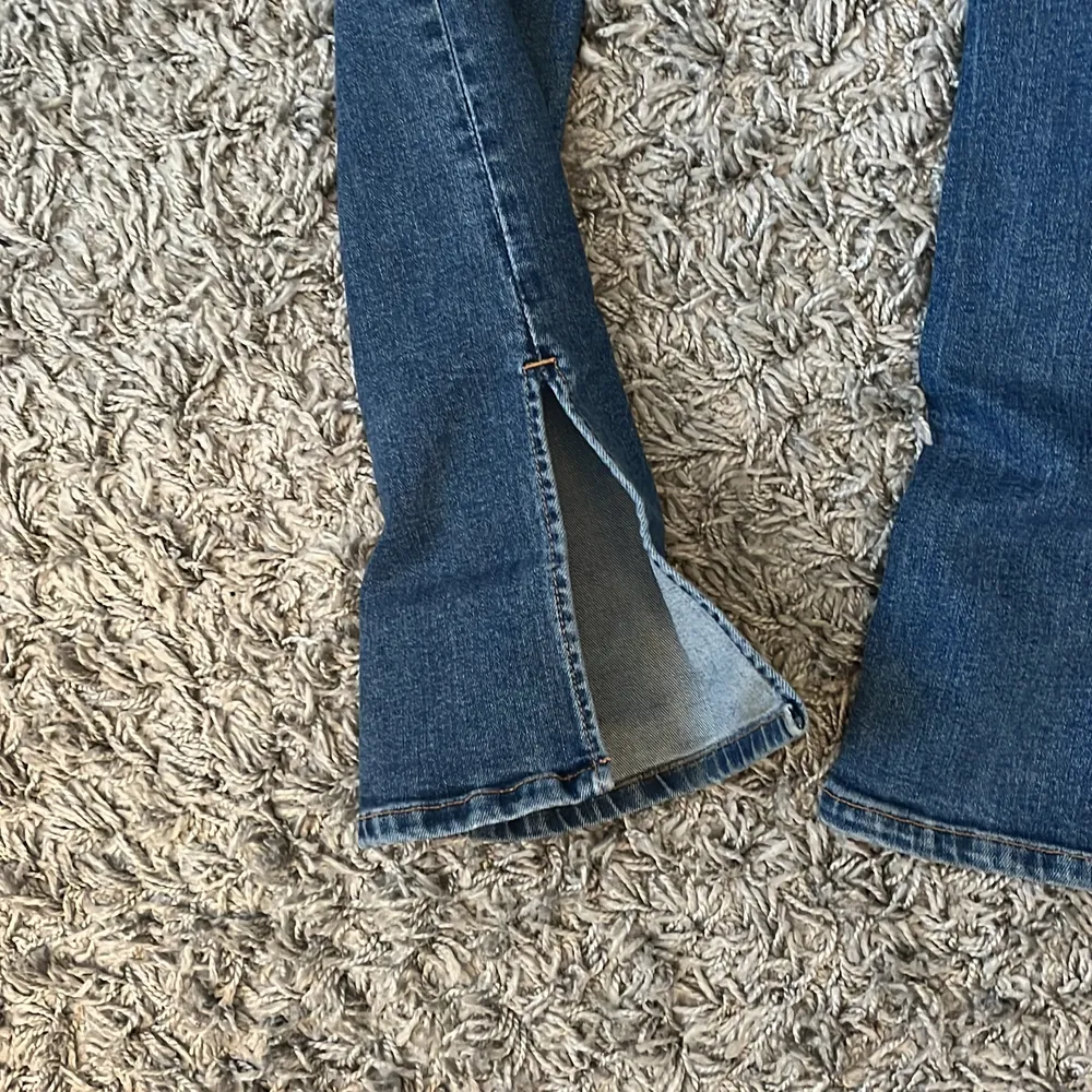 Snygga jeans från zara i stolek 34! Dom har slits ner till på båda benen! Hör av er för fler bilder. Jeans & Byxor.