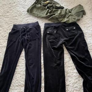 Juicy byxor xs och m svarta  - BÅDA ÄR SÅLDA FÖR DIREKTPRISET! Säljer 2 sjukt trendiga svarta juicy byxor nu båda är nästan oanvända  det är exakt samma modeller så till vänster ser ni framsidan och höger baksidan. Buda eller köpt direkt för 950kr (Inklusive frakt, möts ej men kan fra