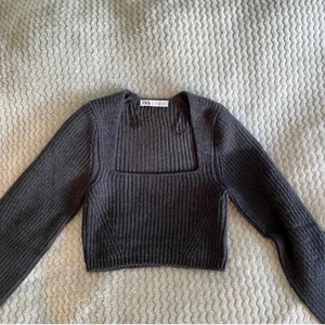Stickad tröja zara - Supermysig stickad tröja med cool urringning från Zara! Helt slutsåld. Storlek S. Perfekt längd och såå fin passform. Köp direkt 250kr + 48kr frakt❣️❣️❣️