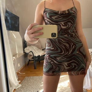 Klänning  - Superfin klänning från Pull & Bear i storlek S. Endast använd 1 gång. Banden korsas och är djup i ryggen. Köptes för ca. 350 kr och finns inte längre att köpa på hemsidan. 