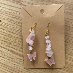Handgjorda örhängen med rosenkvarts🥰.  - Handgjorda örhängen med rosenkvarts🥰. 40kr plus 13kr frakt eller mötas upp i Malmö!