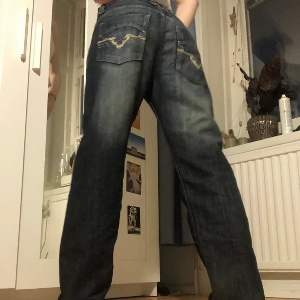 Väldigt coola jeans med snyggt tryck på fickorna! Lågmidjade. Midjemåttet är ca 82, innerbenslängd är ca 76 cm. Jag är 168!. Jeans & Byxor.