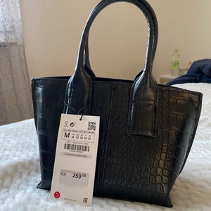 Zara väska  - Zara väska aldrig använd, prislapp kvar på <3