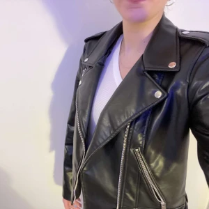 Skinnjacka  - Säljer min skinnjacka från Zara. Storlek M. Nypris 599 men säljer för 400