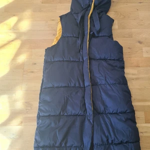 Väst från zara strl xs  - En väst från zara. Köpt förra våren men bara blivit hängandes.