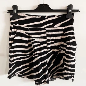 Shorts strl  - Högmidjade, Ostrukna shorts strl 36. I fint skick utan fläckar eller hål! Super bekväma men för små för mig. 95kr inkl frakt 