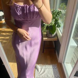 Så fin lila långklänning från zara, använd en gång 💜 Köpt för 499kr 