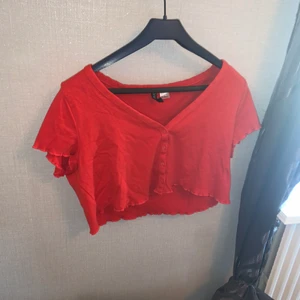 Röd topp - Säljer en röd topp fin att ha på sommaren