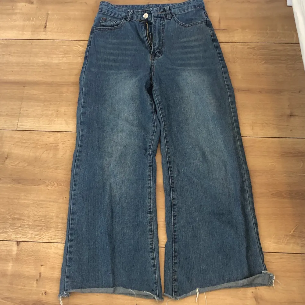 Säljer nu mina mörkblå jeans Max använd 3 gånger köparen står för frakten 💘💘💘. Jeans & Byxor.