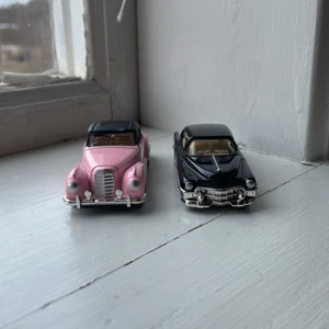 Snygga dekorbilar  - Säljer två dekorbilar för 25 kr styck. Köpt för 55 kr styck på en affär. Säljer då jag byter tema på mitt rum och de inte passar in så bra på nya temat💗