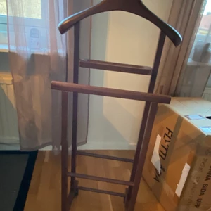 Klädhängare  - Super fin klädhängare, smidig att hänge upp kläder på och smidig att förflytta för att den har hjul. Säljer pga använder ej. Hör av dig om du har några frågor.☺️