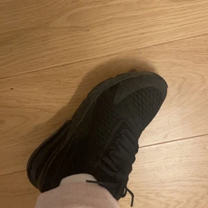 nike airmax 270 storlek 37 - säljer mina fina nike då jag knappt använder dom. nyskick! köpte på zalando. kan mötas i stockholm samt kan sänka pris vid snabbaffär.