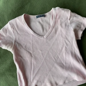 Ljusrosa Brandy Melville topp - Färgen är mer rosa i verkligheten. Jättefin ljusrosa topp från Brandy Melville 