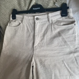 Manchesterbyxor  - OBS!!! De är raka och släta !! Manchesterbyxor vita/ljusbeiga Snygg rumpa får man 