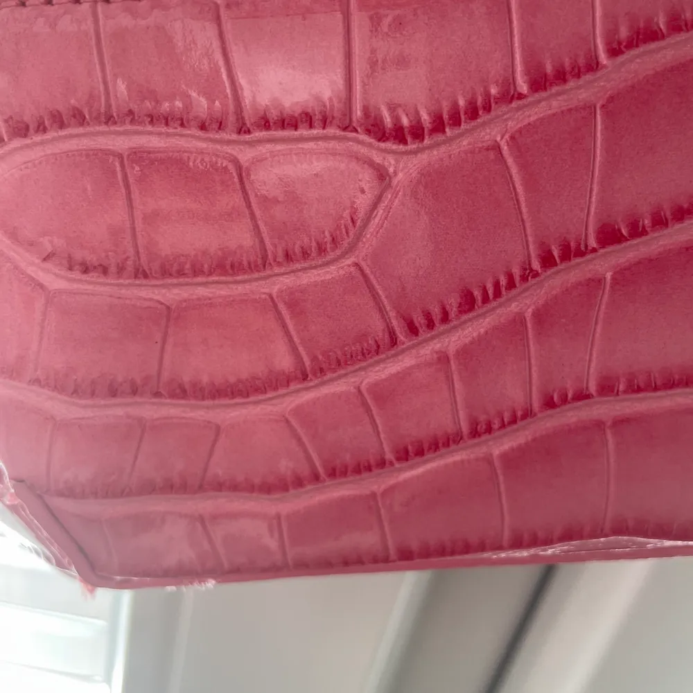90-tala väska med rosa krokodil mönster. Jätte trendig och snygg att ha under hot girl summer! . Väskor.