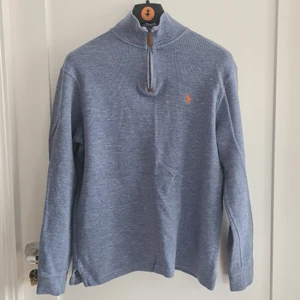 Polo Ralph Lauren S/M/L - Ralph Lauren Tröja, köpt i USA, S i storlek men passar M och små L. Fint skick, tvättad. Är ingen rökare eller djurägare. Jag är 189cm och väger 82kg och plagget passar mig inte längre. Samfraktar gärna vid köp av fler plagg. 