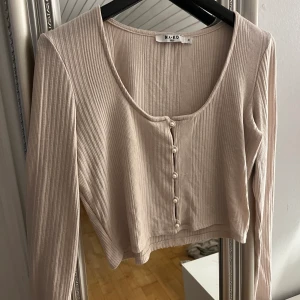 Topp med pärlor!  - Topp med pärlor i strl M 