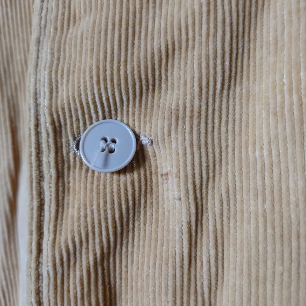 Kortärmad manchesterskjorta i ljus beige (den är lite ljusare än på bilden). Liten fläck vid en knapp, syns på sista bilden (har inte testat att ta bort den)🌱. Skjortor.