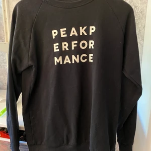 Peak sweatshirt  - Sweatshirt från Peak performance   Stl 170(xs)  Köpt för 600kr, säljer för 150kr  Katt finns i hemmet!  Kan hämtas i Norra Åbyggeby (Gävle)eller fraktas emot fraktkostnad på 66kr. Endast swish!