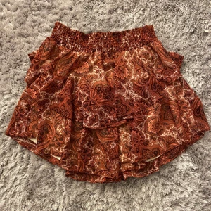 Kjol - Volangkjol från Gina  Strl 40 Fint skick! Fraktar enbart och köparen står för kostnaden (skickar spårbart med postnord)! Står inte för postens slarv (: