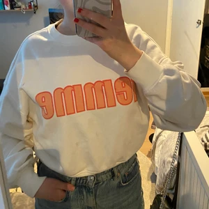 Croppad Sweatshirt från bikbok  - Säljer min vita croppade sweatshirt från bikbok i storlek XS. Köpte den i sommras och använde den några gånger i sommras. Inga slitningar etc. Skriv privat om du undrar nått! 