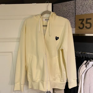 CDG Hoodie  - Köpt på NK i Stockholm. Storlek: XL ”liten i storleken” väldigt bra skick.