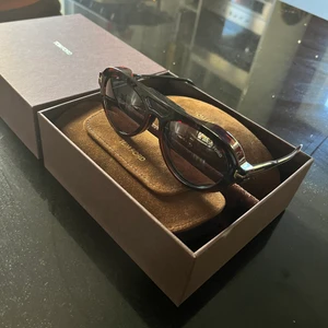 Solglasögon  - Helt oanvända!  Går att sätta på och av solglaset    KOM MED EGET BUD! 