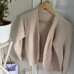 Fin kofta - En fin och skön kofta som det inte är något fel på då jag knappt använt den🤍