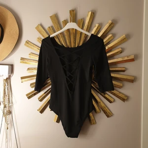 Body med detaljer, helt oanvänd. - Går att använda på båda hållen 🖤