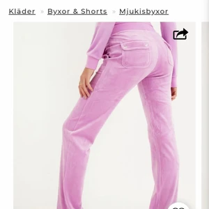 Rosa juicy couture - Säljer mina så snygga rosa juicy couture byxor, köpte dom för två veckor sen och andvändt dom en gång så dem är i extremt bra skick därav priset, skriv privat ifall ni vill ha fler bilder❤och som vanligt så kan pris diskuteras vid snabb affär!